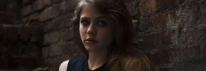 Star di Netflix Olivia Taylor Luccardi molestata da un migrante a Roma