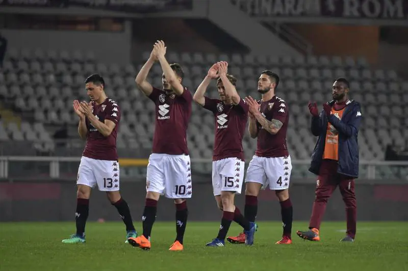 Toro al palo, stop del Crotone