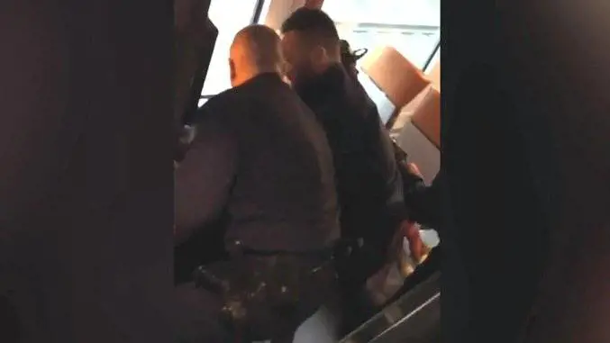Francia, la polizia scaraventa giù dal treno la migrante incinta