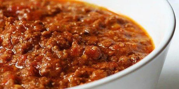 Mamma prepara il ragù e la figlia vegana la minaccia: "Smetti o ti accoltello"