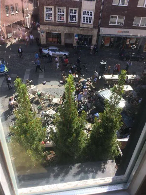 Morte ai tavolini del bar. Il furgone contro la folla nel primo giorno di sole