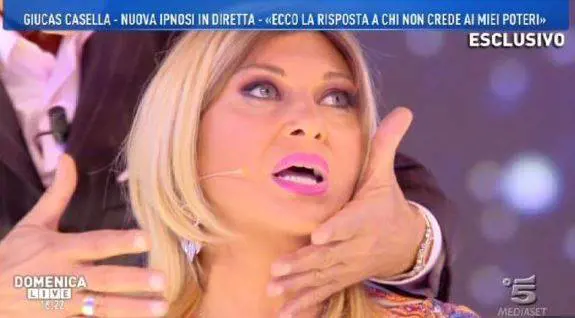 Isola, Giucas Casella ipnotizza Nadia Rinaldi e lei rivela in diretta la sua password