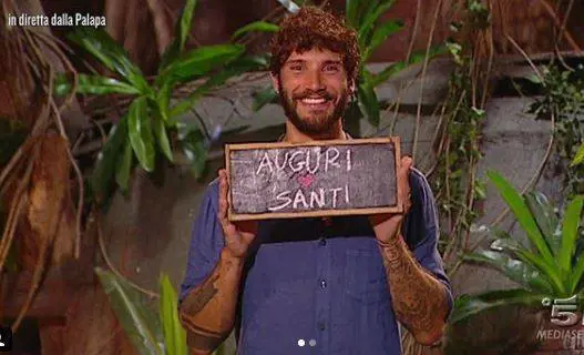 Isola dei Famosi, Stefano De Martino si commuove facendo gli auguri al figlio