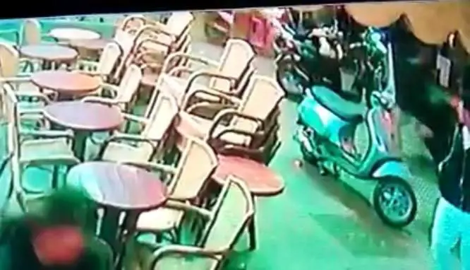 Raid choc nel centro di Napoli: gli spari dei killer, la gente in fuga