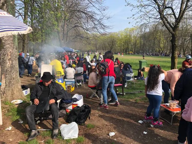 Gli abusivi al Parco Lambro ora fanno servizio al tavolo