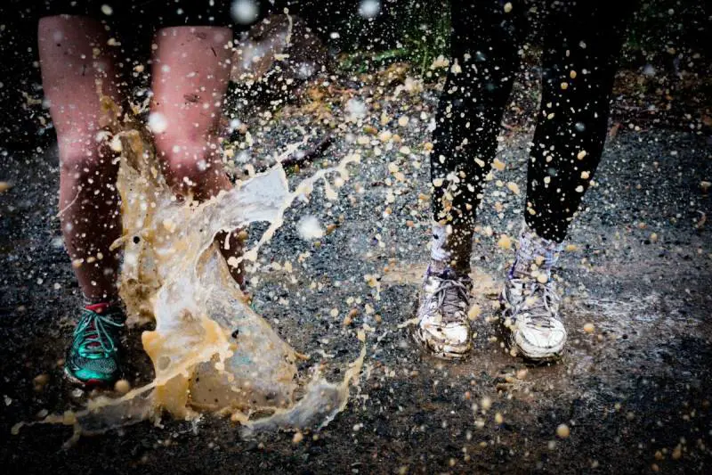 Arona, multe agli automobilisti che schizzano d'acqua i pedoni 