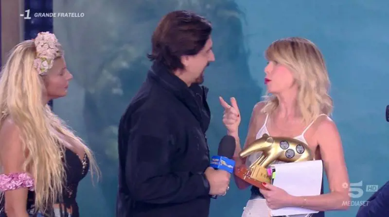 Il "blitz" di Staffelli all'Isola ​Il pubblico con Alessia: "Fuori!"