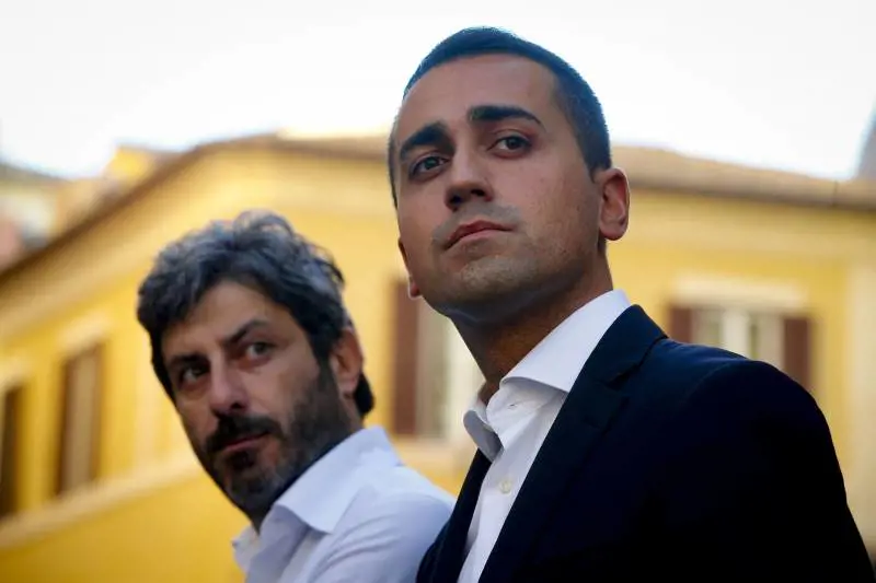 Migranti, quella telefonata tesa tra Di Maio e Fico: "Vi serve umanità", "Abbi rispetto"