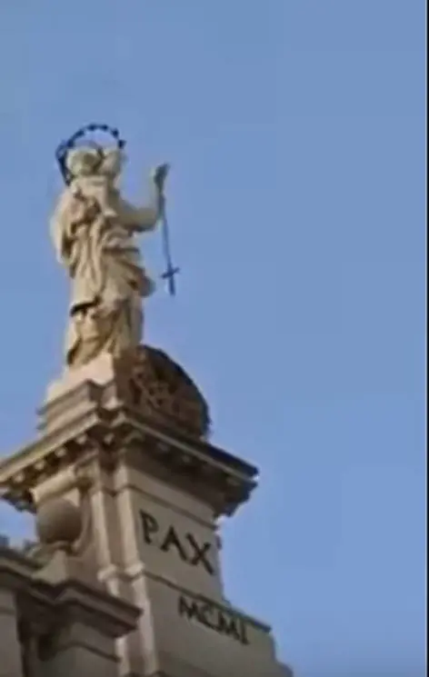 I fedeli gridano al miracolo, ma è solo un chiodo