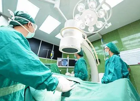 Cinquanta arresti cardiaci in 6 giorni, salvata da un'operazione da record