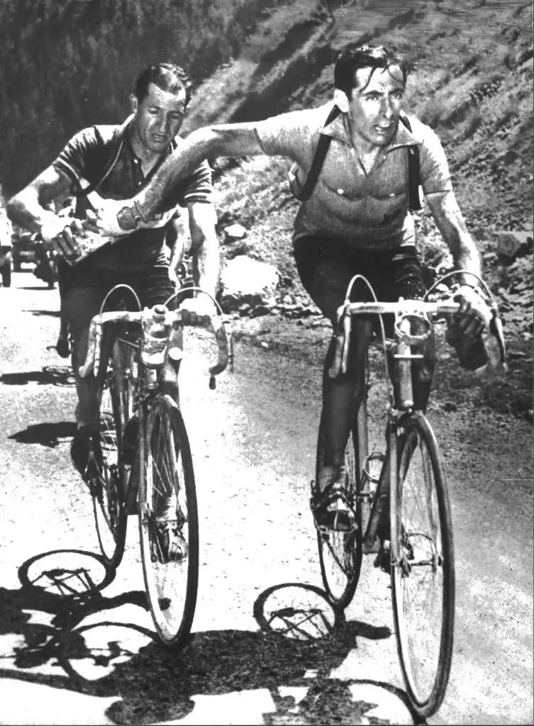 Coppi, Bartali e la borraccia del mistero. Il testimone "tagliato" fuori dalla storia