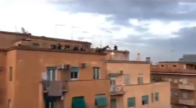 Tenta il suicidio, ma gli agenti lo prendono al volo