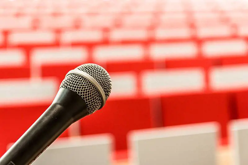 Bimba in panico sul palco: ecco cosa fa la mamma