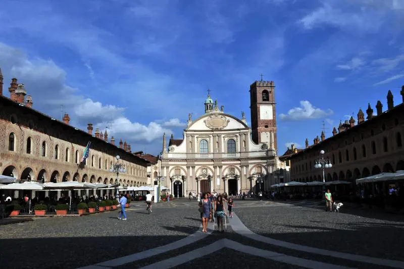 Vigevano, patria di calzature e piatti di pesce in pianura