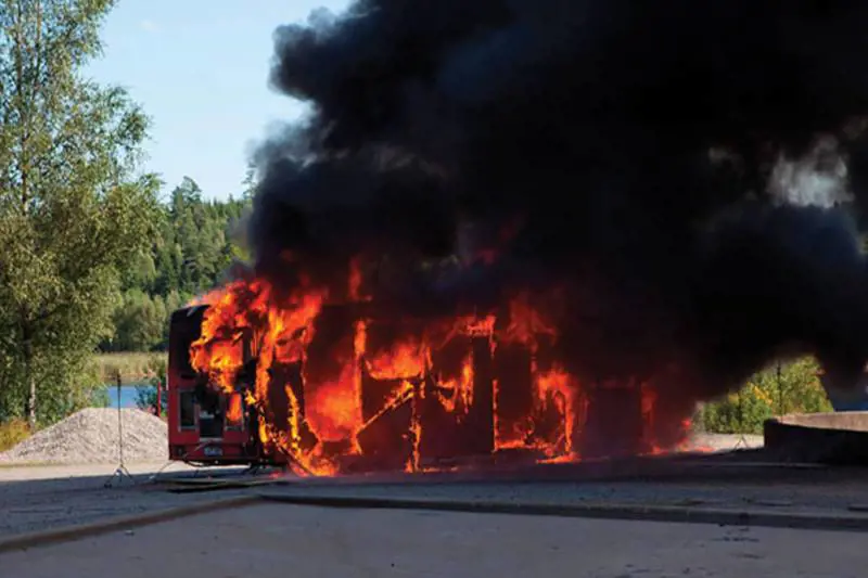 Un bus in fiamme in un'immagine di archivio