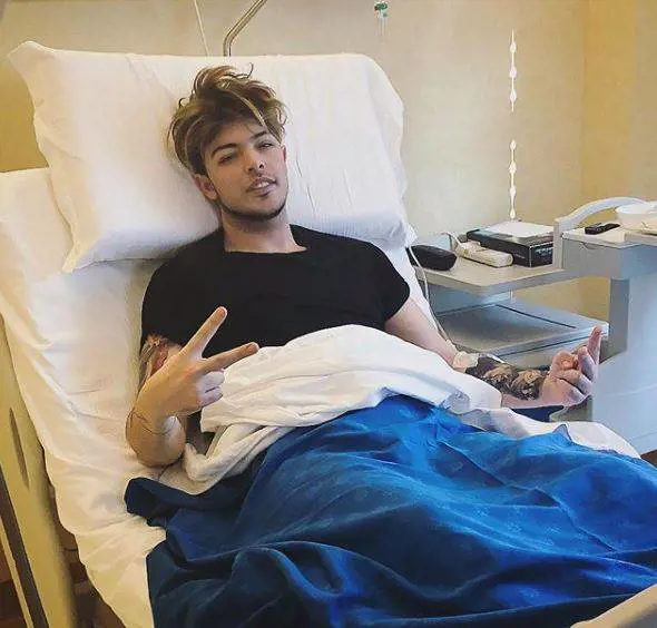 Stash dei The Kolors ricoverato in ospedale
