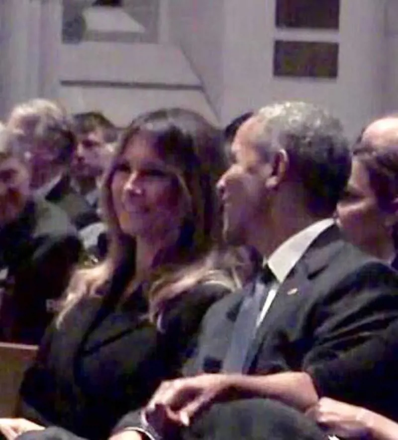 Al funerale di Barbara Bush, la first lady Melania Trump ride con Obama