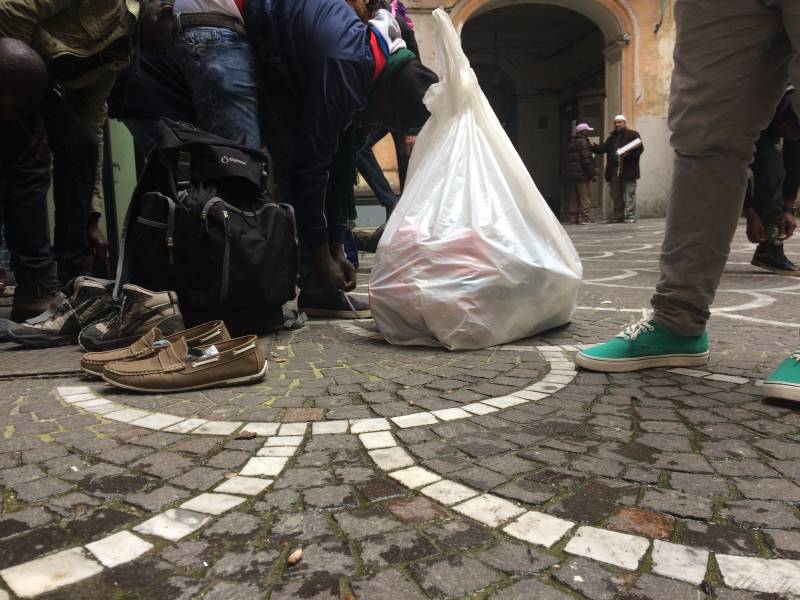 Fedeli che escono dalla moschea di via Firenze, a Napoli, dopo la preghiera delle 17 