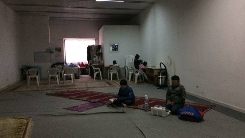 Bambini che imparano il Corano nella moschea di via Lavinaio a Napoli