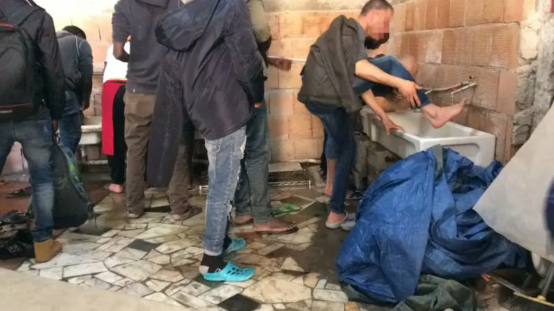 Al termine della prima preghiera del venerdì nella moschea di via Torino a Napoli