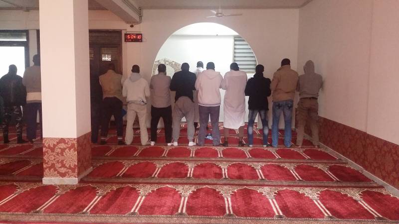 Durante la preghiera delle 17 nella moschea di via Panico a Giugliano in Campania