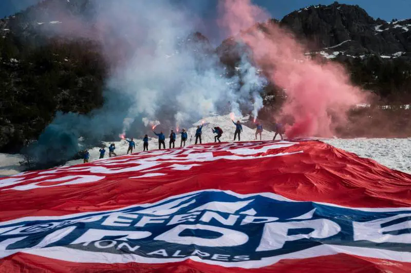 Blocco della destra ai migranti, scontri tra agenti e antifascisti al confine