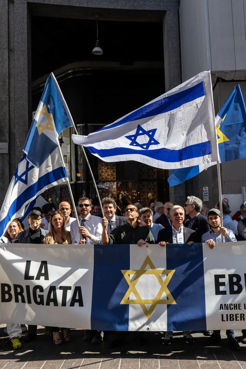 "Sit in" trasversale per Israele in San Babila