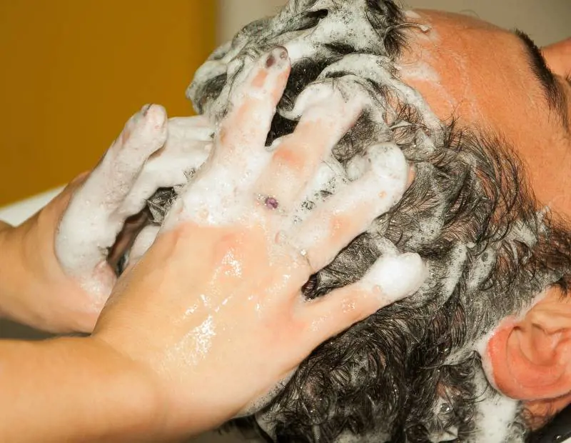 Shampoo rischioso per la salute come gli scarichi delle auto