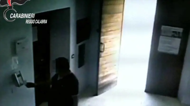Altri furbetti del cartellino: 6 dipendenti comunali andavano in piazza durante l'orario di lavoro