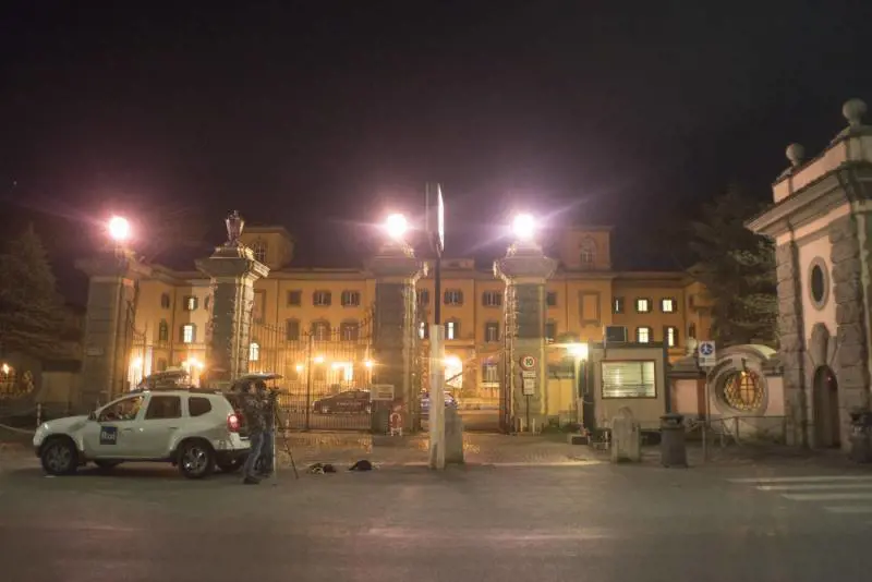 Una notte di follia in ospedale: il caos e la pistola, poi lo sparo
