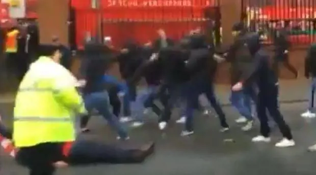 Liverpool, raccolta fondi per il tifoso pestato da ultra Roma