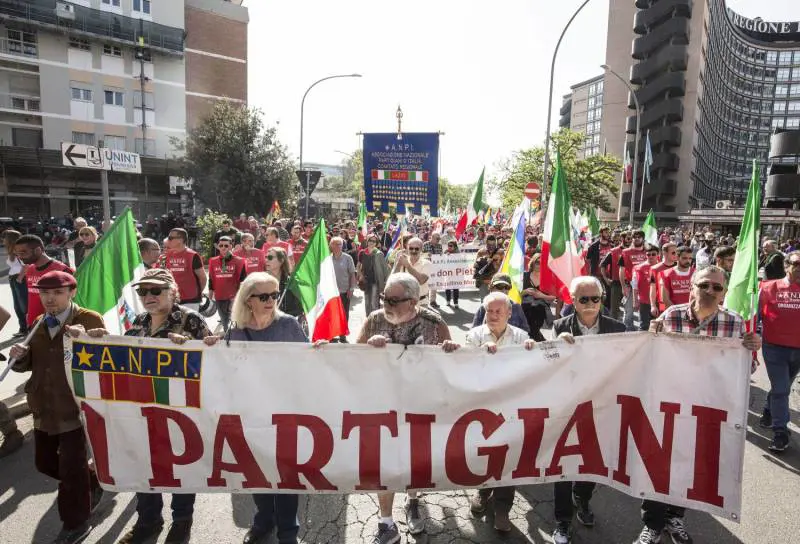 25 aprile, lo strappo di Salvini: "Non sfilo coi fazzoletti rossi"