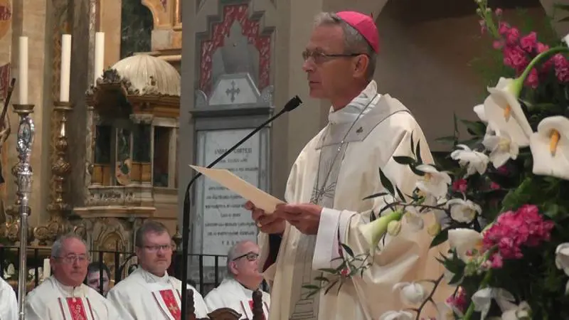 Quel vescovo che ha mediato tra i genitori di Alfie e il Papa