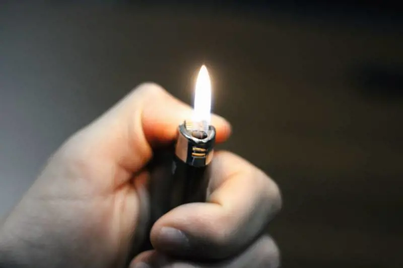 Pesaro, studenti bulli minacciano prof con un accendino: "Ti bruciamo"