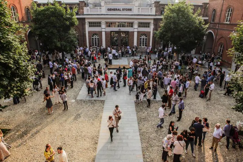Il business fabbrica illusioni delle scuole per scrittori anticonformisti