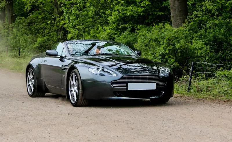 Guida una Aston Martin ma abita nella casa Aler. E il consulente finisce nei guai