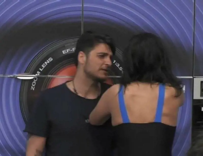 Gf, bufera su Luigi Favoloso per il tatuaggio nazista. La comunità ebraica protesta