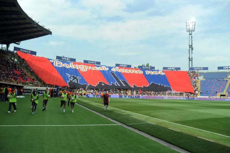 Tifosi milanisti finiscono nella curva del Bologna e vengono picchiati
