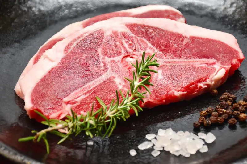 Dopo gli insetti, la carne sintetica. Un altro "blitz" dell'Ue a tavola