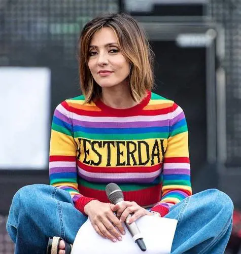 Ambra Angiolini con la maglia da 300 euro. E gli utenti la bocciano: "Non è una vera comunista"