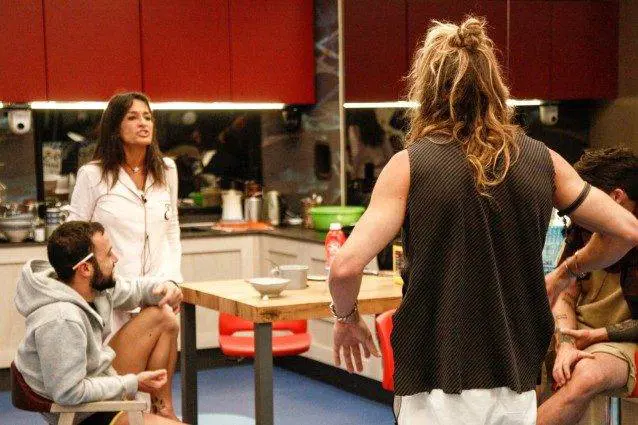 Gf, Alberto rincara la dose contro Aida: "Manco sotto tortura uscirei con lei. Come lo tiro su?"