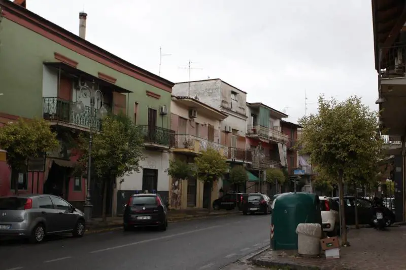 Napoli, uccide la madre e si barrica in casa
