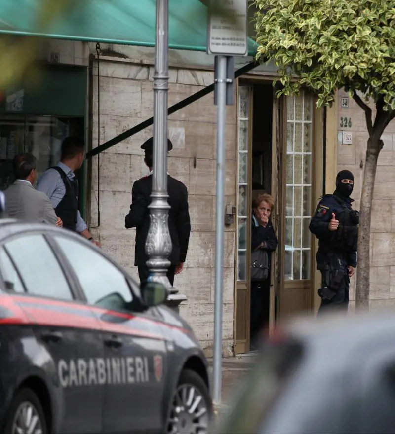 Milano, uomo si barrica armato e minaccia: "Faccio saltare tutto"