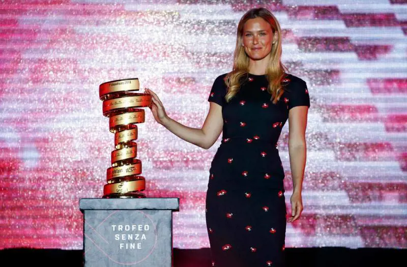 Giro d'Italia, la modella Bar Refaeli è la madrina delle tappe israeliane