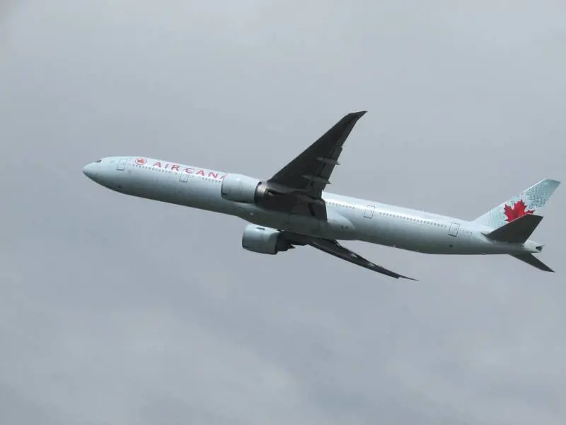 Passeggero puzza troppo e provoca malori a bordo: ​aereo atterra d’emergenza