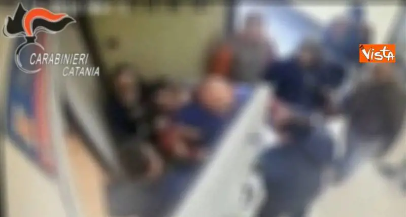 Catania, medici aggrediti dentro il pronto soccorso
