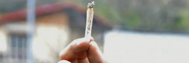 Offre hashish ai pompieri per ringraziarli del lavoro: marocchino denunciato