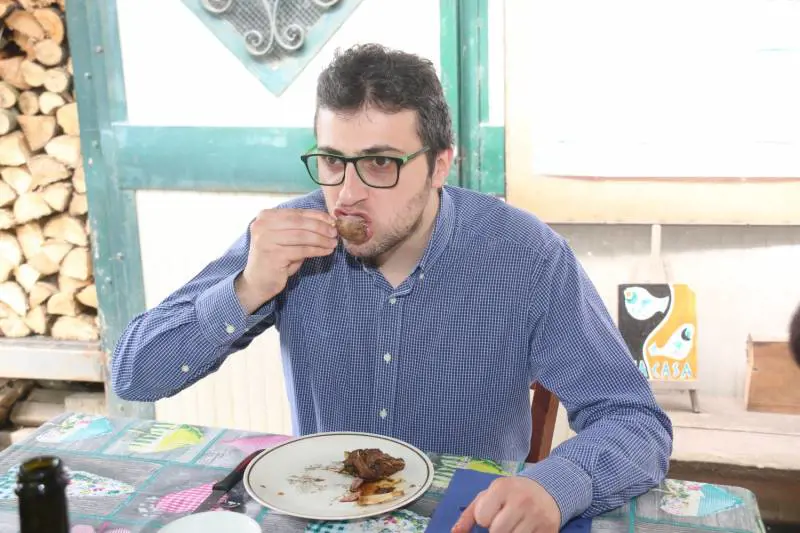 Cremona, il sindaco mantiene la promessa e mangia una nutria