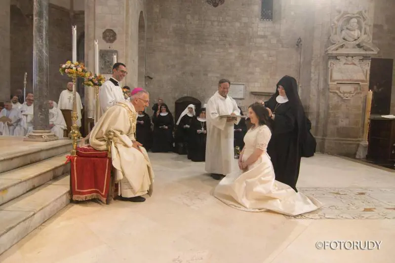 Il coraggio della clarissa vestita da sposa
