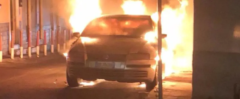 In fiamme 14 auto, in manette due giovani